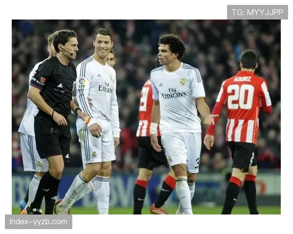 实时:梅斯球员两黄变一红被罚下,球队被迫转入深度防守 实时:梅斯球员两黄变一红被罚下,球队被迫转入深度防守